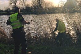Agenten vissen tas met inbrekersgereedschap uit water in Amstelveen