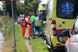 Wielrenner hard ten val in Amstelveen