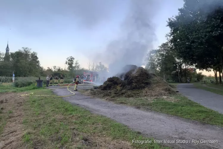 Berg met gedroogd gras in brand