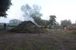 Berg met gedroogd gras in brand