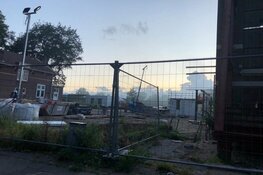 Berg met gedroogd gras in brand