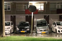 Wateroverlast in Amstelveen: auto's en lantaarnpaal weggezakt