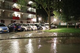 Wateroverlast in Amstelveen: auto's en lantaarnpaal weggezakt