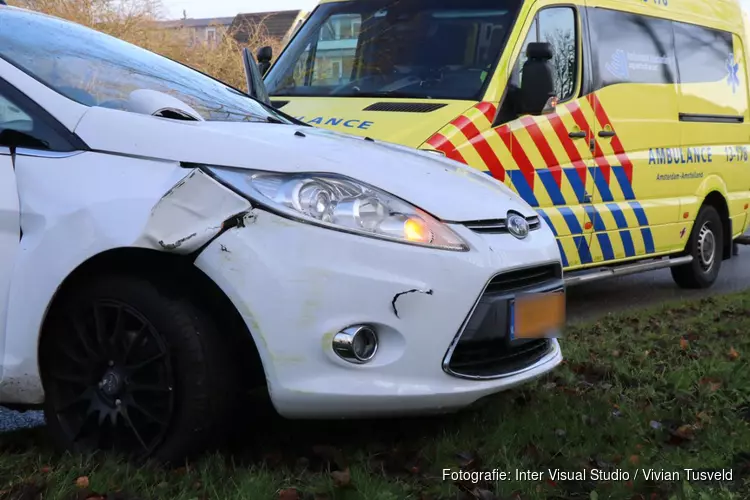 Auto tegen boom gereden