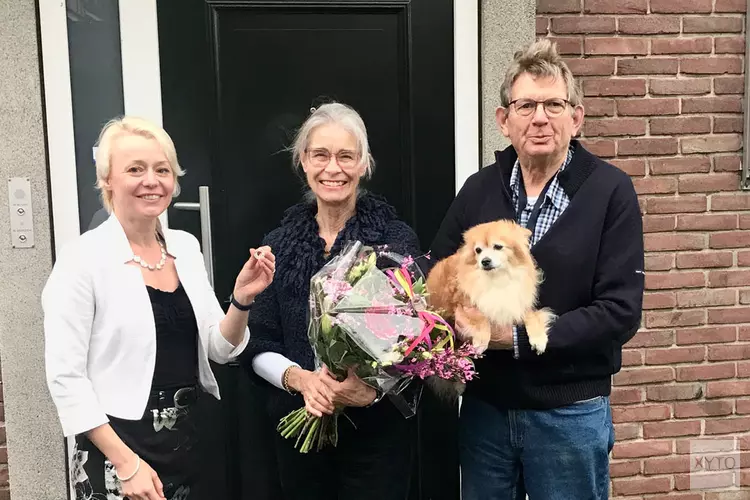 Wethouder Gordon reikt Amstelveense Duurzaamheidsspeld uit