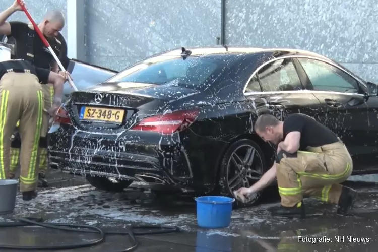 Amstelveense brandweer wast auto&#39;s voor Australië: "Het zal je huis maar wezen"