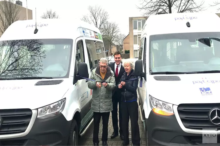 Feestelijke ingebruikname bussen ontmoetingsgroepen