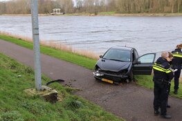 Automobilist vliegt uit de bocht en probeert de vluchten