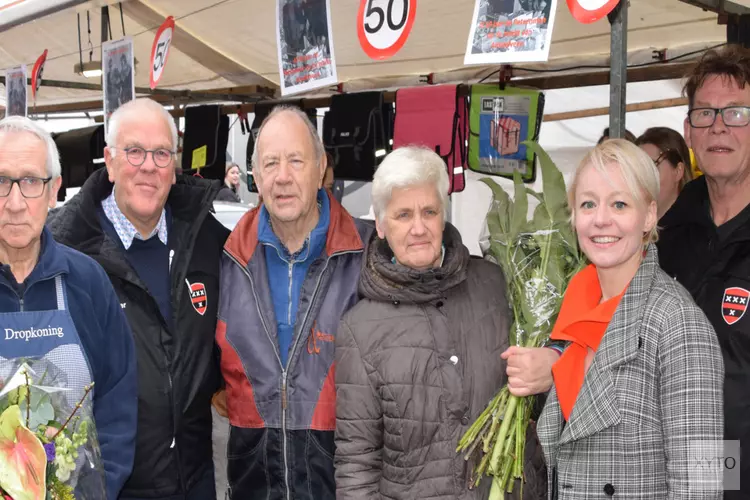Wethouder Economische Zaken feliciteert 2 marktkooplieden met 50-jarig jubileum