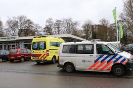 Auto door hek bij kringloopwinkel