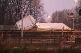 Tent omgewaaid op bouwplaats Beneluxbaan