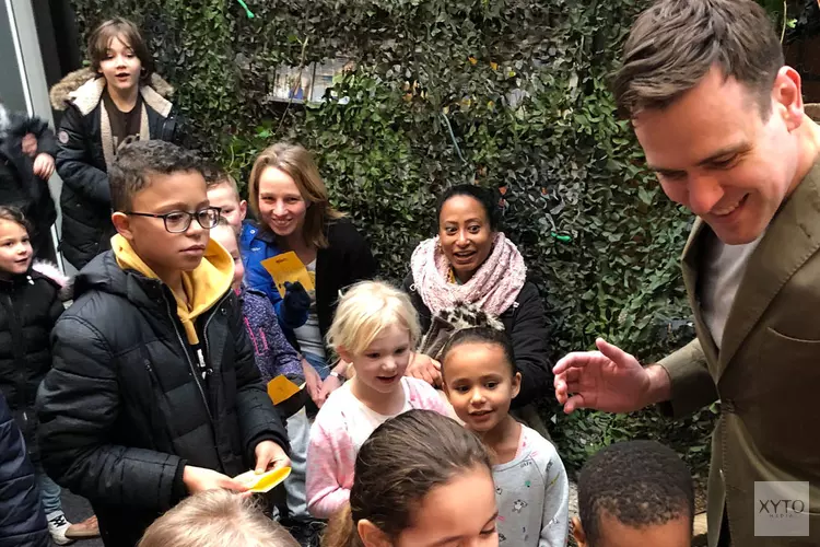 Honderden kinderen spelen in western Speelstuif