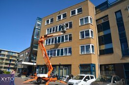 Voormalig profwielrenner Steven Rooks bezoekt moeder met hoogwerker