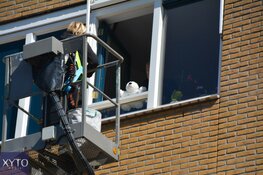 Voormalig profwielrenner Steven Rooks bezoekt moeder met hoogwerker