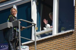 Voormalig profwielrenner Steven Rooks bezoekt moeder met hoogwerker