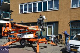 Voormalig profwielrenner Steven Rooks bezoekt moeder met hoogwerker