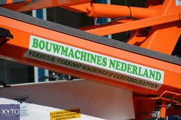 Voormalig profwielrenner Steven Rooks bezoekt moeder met hoogwerker