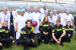 Hulpverleners applaudisseren voor personeel Ziekenhuis Amstelland