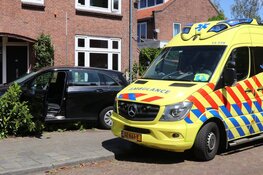 Auto komt tot stilstand in voortuin