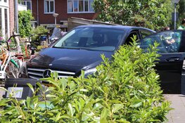 Auto komt tot stilstand in voortuin
