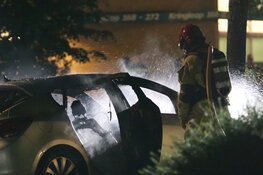 Auto in brand na botsing tegen boom