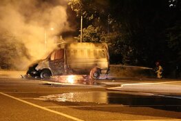 Explosie in Amstelveen: bestelbus in brand