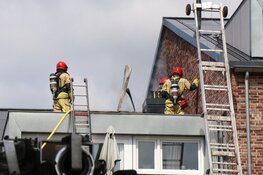 Brand op dak van appartementen in Ouderkerk aan de Amstel