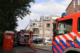 Brand op dak van appartementen in Ouderkerk aan de Amstel