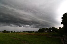 Mooie shelf cloud wolken boven Amstelveen en IJmuiden