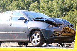 Auto knalt op vrachtwagen op A9 bij Ouderkerk aan de Amstel