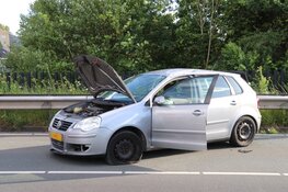 Auto ramt vangrail en rolt over de kop in Amstelveen