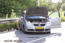 Auto ramt vangrail en rolt over de kop in Amstelveen