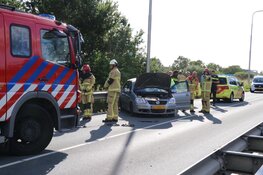 Auto ramt vangrail en rolt over de kop in Amstelveen