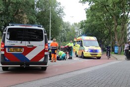 Fietsster botst op auto in Amstelveen, slachtoffer naar ziekenhuis