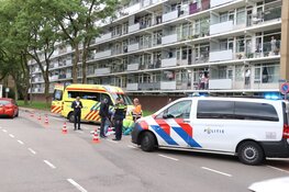 Fietsster botst op auto in Amstelveen, slachtoffer naar ziekenhuis