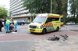 Fietsster botst op auto in Amstelveen, slachtoffer naar ziekenhuis