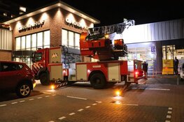 Hulpdiensten vinden vogels in illegale vangkooien op dak van winkelcentrum