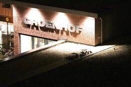 Hulpdiensten vinden vogels in illegale vangkooien op dak van winkelcentrum