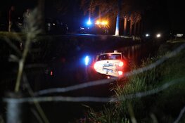 Taxichauffeur belandt met auto in water Amstelveen, slachtoffer naar ziekenhuis