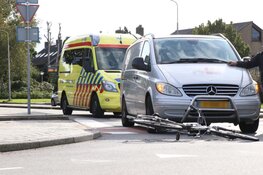 Fietser raakt gewond bij botsing op rotonde Amstelveen, slachtoffer naar ziekenhuis gebracht
