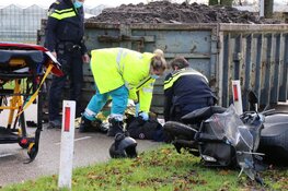 Scooterrijder rijdt frontaal tegen bouwcontainer