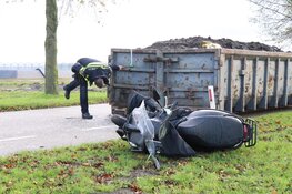 Scooterrijder rijdt frontaal tegen bouwcontainer