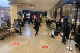 Enorme drukte bij stadshart Amstelveen wegens laatste inkopen