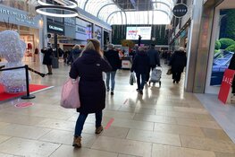 Enorme drukte bij stadshart Amstelveen wegens laatste inkopen