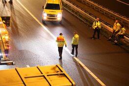 Vrachtwagen verliest container, verkeer via vluchtstrook op A9 bij Badhoevedorp