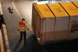 Vrachtwagen verliest container, verkeer via vluchtstrook op A9 bij Badhoevedorp