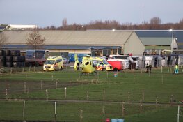 Persoon krijgt trap van paard op manege in Aalsmeer