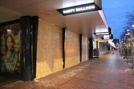 Winkeliers timmeren ramen dicht uit angst voor plunderingen