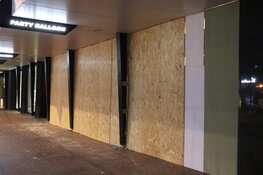 Winkeliers timmeren ramen dicht uit angst voor plunderingen