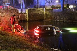 Auto te water in Amstelveen door gladheid